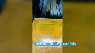 Pemotongan laser kaca hijau 2 mm untuk bentuk tidak beraturan
